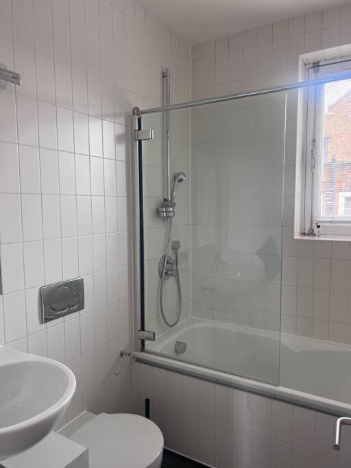 Central , Bright And Modern Flat Up To 4 People Londres Extérieur photo