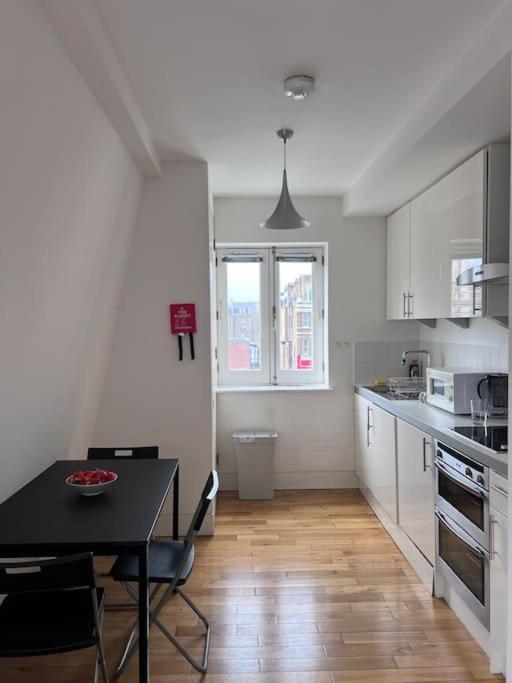 Central , Bright And Modern Flat Up To 4 People Londres Extérieur photo